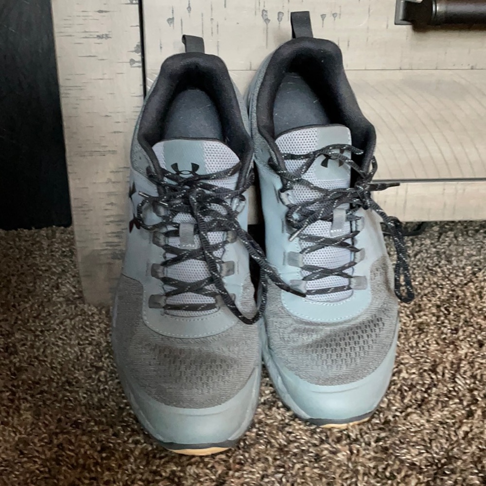Size 10.5 men’s under Armour shoes